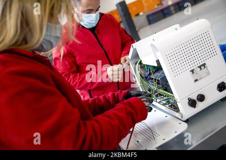 L'Agence espagnole des médicaments a autorisé une étude clinique sur le respirateur d'urgence Respira, conçu par la société GPA Innova. C'est une entreprise qui a perfectionné ses connaissances sur la création de machines de polissage des métaux pour développer un respirateur pour les patients les plus critiques et pour aider les hôpitaux à fournir des matériaux pour faire face à la crise du coronavirus Covid-19. GPAInnova estime qu'il sera initialement capable de produire 150 à 200 unités par jour et qu'il pourra augmenter sa production à 300 unités par jour. (Photo de Miquel Llop/NurPhoto) Banque D'Images