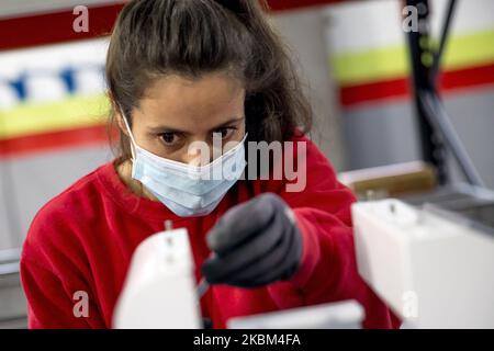 L'Agence espagnole des médicaments a autorisé une étude clinique sur le respirateur d'urgence Respira, conçu par la société GPA Innova. C'est une entreprise qui a perfectionné ses connaissances sur la création de machines de polissage des métaux pour développer un respirateur pour les patients les plus critiques et pour aider les hôpitaux à fournir des matériaux pour faire face à la crise du coronavirus Covid-19. GPAInnova estime qu'il sera initialement capable de produire 150 à 200 unités par jour et qu'il pourra augmenter sa production à 300 unités par jour. (Photo de Miquel Llop/NurPhoto) Banque D'Images