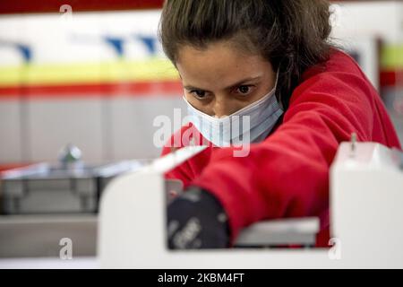 L'Agence espagnole des médicaments a autorisé une étude clinique sur le respirateur d'urgence Respira, conçu par la société GPA Innova. C'est une entreprise qui a perfectionné ses connaissances sur la création de machines de polissage des métaux pour développer un respirateur pour les patients les plus critiques et pour aider les hôpitaux à fournir des matériaux pour faire face à la crise du coronavirus Covid-19. GPAInnova estime qu'il sera initialement capable de produire 150 à 200 unités par jour et qu'il pourra augmenter sa production à 300 unités par jour. (Photo de Miquel Llop/NurPhoto) Banque D'Images