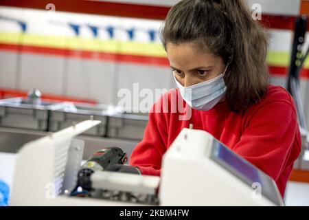 L'Agence espagnole des médicaments a autorisé une étude clinique sur le respirateur d'urgence Respira, conçu par la société GPA Innova. C'est une entreprise qui a perfectionné ses connaissances sur la création de machines de polissage des métaux pour développer un respirateur pour les patients les plus critiques et pour aider les hôpitaux à fournir des matériaux pour faire face à la crise du coronavirus Covid-19. GPAInnova estime qu'il sera initialement capable de produire 150 à 200 unités par jour et qu'il pourra augmenter sa production à 300 unités par jour. (Photo de Miquel Llop/NurPhoto) Banque D'Images