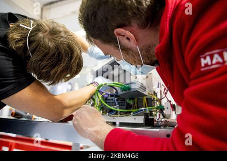 L'Agence espagnole des médicaments a autorisé une étude clinique sur le respirateur d'urgence Respira, conçu par la société GPA Innova. C'est une entreprise qui a perfectionné ses connaissances sur la création de machines de polissage des métaux pour développer un respirateur pour les patients les plus critiques et pour aider les hôpitaux à fournir des matériaux pour faire face à la crise du coronavirus Covid-19. GPAInnova estime qu'il sera initialement capable de produire 150 à 200 unités par jour et qu'il pourra augmenter sa production à 300 unités par jour. (Photo de Miquel Llop/NurPhoto) Banque D'Images