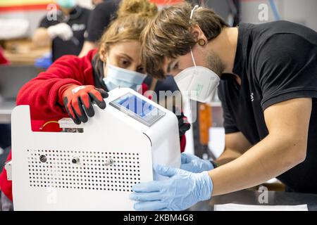 L'Agence espagnole des médicaments a autorisé une étude clinique sur le respirateur d'urgence Respira, conçu par la société GPA Innova. C'est une entreprise qui a perfectionné ses connaissances sur la création de machines de polissage des métaux pour développer un respirateur pour les patients les plus critiques et pour aider les hôpitaux à fournir des matériaux pour faire face à la crise du coronavirus Covid-19. GPAInnova estime qu'il sera initialement capable de produire 150 à 200 unités par jour et qu'il pourra augmenter sa production à 300 unités par jour. (Photo de Miquel Llop/NurPhoto) Banque D'Images