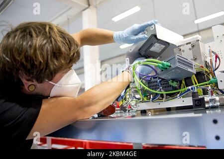 L'Agence espagnole des médicaments a autorisé une étude clinique sur le respirateur d'urgence Respira, conçu par la société GPA Innova. C'est une entreprise qui a perfectionné ses connaissances sur la création de machines de polissage des métaux pour développer un respirateur pour les patients les plus critiques et pour aider les hôpitaux à fournir des matériaux pour faire face à la crise du coronavirus Covid-19. GPAInnova estime qu'il sera initialement capable de produire 150 à 200 unités par jour et qu'il pourra augmenter sa production à 300 unités par jour. (Photo de Miquel Llop/NurPhoto) Banque D'Images