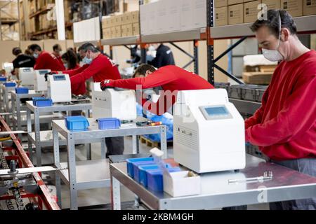 L'Agence espagnole des médicaments a autorisé une étude clinique sur le respirateur d'urgence Respira, conçu par la société GPA Innova. C'est une entreprise qui a perfectionné ses connaissances sur la création de machines de polissage des métaux pour développer un respirateur pour les patients les plus critiques et pour aider les hôpitaux à fournir des matériaux pour faire face à la crise du coronavirus Covid-19. GPAInnova estime qu'il sera initialement capable de produire 150 à 200 unités par jour et qu'il pourra augmenter sa production à 300 unités par jour. (Photo de Miquel Llop/NurPhoto) Banque D'Images