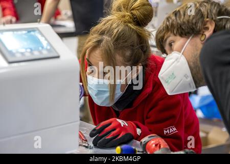 L'Agence espagnole des médicaments a autorisé une étude clinique sur le respirateur d'urgence Respira, conçu par la société GPA Innova. C'est une entreprise qui a perfectionné ses connaissances sur la création de machines de polissage des métaux pour développer un respirateur pour les patients les plus critiques et pour aider les hôpitaux à fournir des matériaux pour faire face à la crise du coronavirus Covid-19. GPAInnova estime qu'il sera initialement capable de produire 150 à 200 unités par jour et qu'il pourra augmenter sa production à 300 unités par jour. (Photo de Miquel Llop/NurPhoto) Banque D'Images