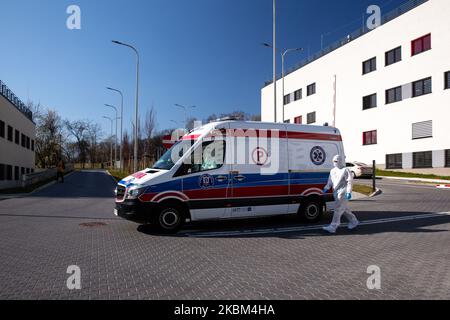 Un ambulancier paramédical en costume de protection est vu devant l'hôpital universitaire, département des maladies infectieuses à Cracovie, alors que la pandémie de coronavirus se développe en Pologne, au 7 avril 2020. Il y a environ 5000 cas Covid-19 et plus de 120 décès en Pologne à partir de 7 avril. Pour lutter contre la propagation de la pandémie Covid-19, le gouvernement polonais encourage le public à rester chez lui en tout temps, durcit la réglementation en matière de vie sociale. (Photo par Dominika Zarzycka/NurPhoto) Banque D'Images