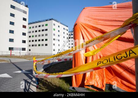 Une tente médicale temporaire est enregistrée par la police devant l'hôpital universitaire du département des maladies infectieuses de Cracovie alors que la pandémie du coronavirus se développe en Pologne, au 7 avril 2020. Il y a environ 5000 cas Covid-19 et plus de 120 décès en Pologne à partir de 7 avril. Pour lutter contre la propagation de la pandémie Covid-19, le gouvernement polonais encourage le public à rester chez lui en tout temps, durcit la réglementation en matière de vie sociale. (Photo par Dominika Zarzycka/NurPhoto) Banque D'Images