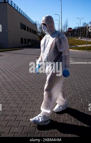 Un ambulancier paramédical en costume de protection est vu devant l'hôpital universitaire, département des maladies infectieuses à Cracovie, alors que la pandémie de coronavirus se développe en Pologne, au 7 avril 2020. Il y a environ 5000 cas Covid-19 et plus de 120 décès en Pologne à partir de 7 avril. Pour lutter contre la propagation de la pandémie Covid-19, le gouvernement polonais encourage le public à rester chez lui en tout temps, durcit la réglementation en matière de vie sociale. (Photo par Dominika Zarzycka/NurPhoto) Banque D'Images