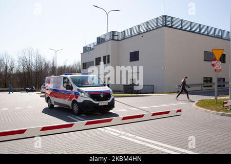 Un ambulancier paramédical en costume de protection est vu devant l'hôpital universitaire, département des maladies infectieuses à Cracovie, alors que la pandémie de coronavirus se développe en Pologne, au 7 avril 2020. Il y a environ 5000 cas Covid-19 et plus de 120 décès en Pologne à partir de 7 avril. Pour lutter contre la propagation de la pandémie Covid-19, le gouvernement polonais encourage le public à rester chez lui en tout temps, durcit la réglementation en matière de vie sociale. (Photo par Dominika Zarzycka/NurPhoto) Banque D'Images