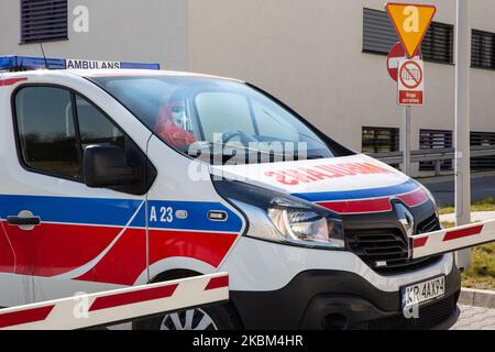 Un ambulancier paramédical en costume de protection est vu devant l'hôpital universitaire, département des maladies infectieuses à Cracovie, alors que la pandémie de coronavirus se développe en Pologne, au 7 avril 2020. Il y a environ 5000 cas Covid-19 et plus de 120 décès en Pologne à partir de 7 avril. Pour lutter contre la propagation de la pandémie Covid-19, le gouvernement polonais encourage le public à rester chez lui en tout temps, durcit la réglementation en matière de vie sociale. (Photo par Dominika Zarzycka/NurPhoto) Banque D'Images