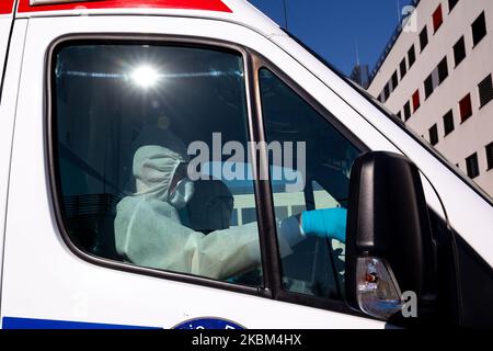 Un ambulancier paramédical en costume de protection est vu devant l'hôpital universitaire, département des maladies infectieuses à Cracovie, alors que la pandémie de coronavirus se développe en Pologne, au 7 avril 2020. Il y a environ 5000 cas Covid-19 et plus de 120 décès en Pologne à partir de 7 avril. Pour lutter contre la propagation de la pandémie Covid-19, le gouvernement polonais encourage le public à rester chez lui en tout temps, durcit la réglementation en matière de vie sociale. (Photo par Dominika Zarzycka/NurPhoto) Banque D'Images