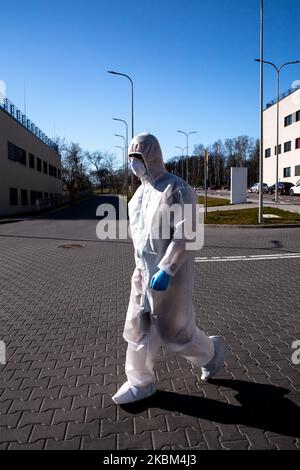 Un ambulancier paramédical en costume de protection est vu devant l'hôpital universitaire, département des maladies infectieuses à Cracovie, alors que la pandémie de coronavirus se développe en Pologne, au 7 avril 2020. Il y a environ 5000 cas Covid-19 et plus de 120 décès en Pologne à partir de 7 avril. Pour lutter contre la propagation de la pandémie Covid-19, le gouvernement polonais encourage le public à rester chez lui en tout temps, durcit la réglementation en matière de vie sociale. (Photo par Dominika Zarzycka/NurPhoto) Banque D'Images