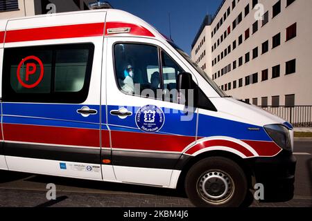 Un ambulancier paramédical en costume de protection est vu devant l'hôpital universitaire, département des maladies infectieuses à Cracovie, alors que la pandémie de coronavirus se développe en Pologne, au 7 avril 2020. Il y a environ 5000 cas Covid-19 et plus de 120 décès en Pologne à partir de 7 avril. Pour lutter contre la propagation de la pandémie Covid-19, le gouvernement polonais encourage le public à rester chez lui en tout temps, durcit la réglementation en matière de vie sociale. (Photo par Dominika Zarzycka/NurPhoto) Banque D'Images