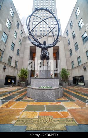 Statue de bronze de l'Atlas au Rockefeller Center de Fifth Avenue, New York, Etats-Unis sur 13 février 2020. La grande sculpture de 15feet de l'Atlas de la mythologie grecque antique dépeint l'Atlas de Titan tenant les cieux sur son épaule et a été créé en 1937 par le sculpteur Lee Lawrie et René Paul Chambellan. (Photo de Nicolas Economou/NurPhoto) Banque D'Images