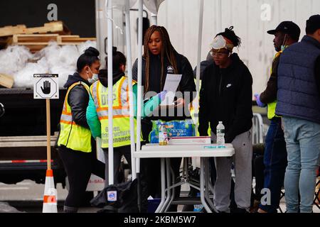 Le gouvernement de la ville distribue des produits de secours pendant la pandémie du coronavirus à Flushing, dans le Queens, à New York, aux États-Unis, en 8 avril 2020. (Photo de John Nacion/NurPhoto) Banque D'Images