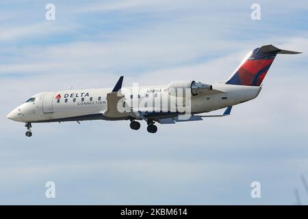 Delta Air Lines Bombardier CRJ-200 tel qu'observé lors de l'atterrissage d'approche finale à l'aéroport international JFK de New York, NY, États-Unis. Le vol est assuré par Endeavour Air, une compagnie aérienne régionale américaine qui opère sous le nom de Delta Connection. L'avion a l'enregistrement N8891A. DAL DL Delta Airlines est un important transporteur patrimonial, membre de l'alliance aérienne SkyTeam avec le siège social à Atlanta, en Géorgie. (Photo de Nicolas Economou/NurPhoto) Banque D'Images