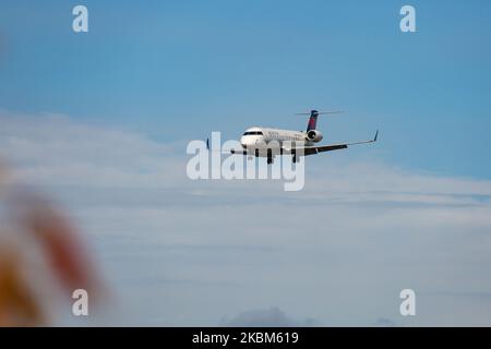 Delta Air Lines Bombardier CRJ-200 tel qu'observé lors de l'atterrissage d'approche finale à l'aéroport international JFK de New York, NY, États-Unis. Le vol est assuré par Endeavour Air, une compagnie aérienne régionale américaine qui opère sous le nom de Delta Connection. L'avion a l'enregistrement N8891A. DAL DL Delta Airlines est un important transporteur patrimonial, membre de l'alliance aérienne SkyTeam avec le siège social à Atlanta, en Géorgie. (Photo de Nicolas Economou/NurPhoto) Banque D'Images