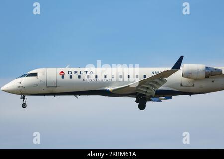 Delta Air Lines Bombardier CRJ-200 tel qu'observé lors de l'atterrissage d'approche finale à l'aéroport international JFK de New York, NY, États-Unis. Le vol est assuré par Endeavour Air, une compagnie aérienne régionale américaine qui opère sous le nom de Delta Connection. L'avion a l'enregistrement N8891A. DAL DL Delta Airlines est un important transporteur patrimonial, membre de l'alliance aérienne SkyTeam avec le siège social à Atlanta, en Géorgie. (Photo de Nicolas Economou/NurPhoto) Banque D'Images