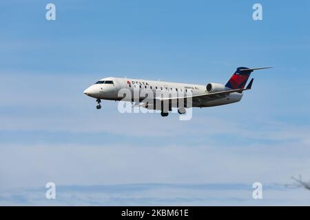 Delta Air Lines Bombardier CRJ-200 tel qu'observé lors de l'atterrissage d'approche finale à l'aéroport international JFK de New York, NY, États-Unis. Le vol est assuré par Endeavour Air, une compagnie aérienne régionale américaine qui opère sous le nom de Delta Connection. L'avion a l'enregistrement N8891A. DAL DL Delta Airlines est un important transporteur patrimonial, membre de l'alliance aérienne SkyTeam avec le siège social à Atlanta, en Géorgie. (Photo de Nicolas Economou/NurPhoto) Banque D'Images