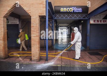 Environ 120 mineurs dans le bassin des Asturies aideront huit municipalités à désinfecter les lieux publics afin d'arrêter la propagation du coronavirus. Les centres de santé, les aires de collecte des ordures, les maisons de soins infirmiers ou les meubles de rue à proximité des magasins d'alimentation seront certains des endroits qui désinfecteront les équipages. (Photo d'Alvaro Fuente/NurPhoto) Banque D'Images