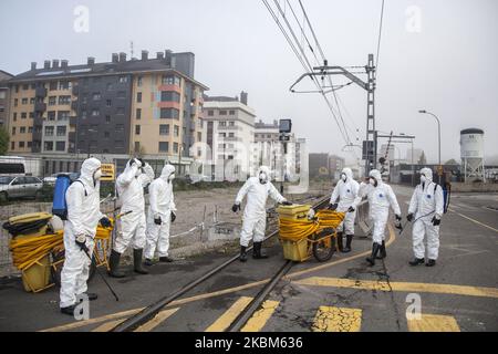 Environ 120 mineurs dans le bassin des Asturies aident huit municipalités à désinfecter les lieux publics afin d'arrêter la propagation du coronavirus. Les centres de santé, les aires de collecte des ordures, les maisons de soins infirmiers ou les meubles de rue à proximité des magasins d'alimentation sont quelques-uns des endroits qui désinfecteront les équipages. L'offre des travailleurs du charbon a été de rendre solidaires avec le soutien qu'ils ont reçu des citoyens pendant les grèves minières de 2012. (Photo d'Alvaro Fuente/NurPhoto) Banque D'Images