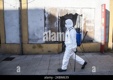 Environ 120 mineurs dans le bassin des Asturies aident huit municipalités à désinfecter les lieux publics afin d'arrêter la propagation du coronavirus. Les centres de santé, les aires de collecte des ordures, les maisons de soins infirmiers ou les meubles de rue à proximité des magasins d'alimentation sont quelques-uns des endroits qui désinfecteront les équipages. L'offre des travailleurs du charbon a été de rendre solidaires avec le soutien qu'ils ont reçu des citoyens pendant les grèves minières de 2012.hth (photo d'Alvaro Fuente/NurPhoto) Banque D'Images