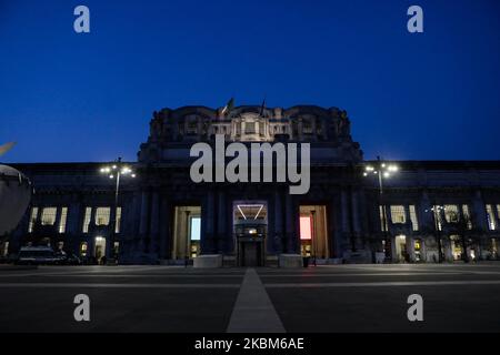 La façade de la gare centrale de Milan illuminée, Milan, avril 2020. (Photo par Mairo Cinquetti/NurPhoto) Banque D'Images