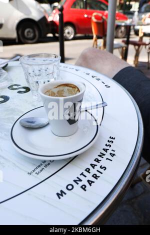 Tasse expresso sur table bistro à Montparnasse, Paris, France Banque D'Images