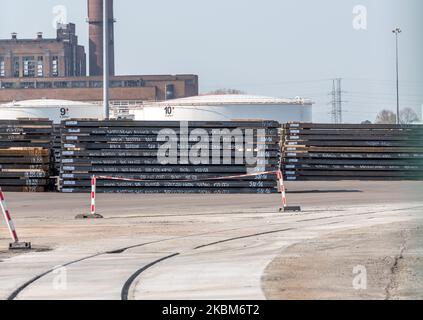 Des morceaux d'acier géants de l'usine sidérurgique de Gand, en Belgique, sont empilés pour être exportés à l'étranger sur 09 avril 2020. Le groupe ArcelorMittal coupe la production en Europe en raison de la crise de la corona (COVID-19) ArcelorMittal est le plus grand producteur d'acier au monde, Lakshmi Mittal (propriétaire de Mittal Steel) est le président et chef de la direction, la société produira principalement de l'acier moins plat. Ce type d'acier est souvent fourni aux constructeurs automobiles, mais ils ont fermé leurs usines en Europe à cause du virus corona. Lakshmi N Mittal aide en situation d'urgence en Inde pour arrêter le coronavirus. (Photo de Jonathan Ra Banque D'Images