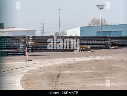 Des morceaux d'acier géants de l'usine sidérurgique de Gand, en Belgique, sont empilés pour être exportés à l'étranger sur 09 avril 2020. Le groupe ArcelorMittal coupe la production en Europe en raison de la crise de la corona (COVID-19) ArcelorMittal est le plus grand producteur d'acier au monde, Lakshmi Mittal (propriétaire de Mittal Steel) est le président et chef de la direction, la société produira principalement de l'acier moins plat. Ce type d'acier est souvent fourni aux constructeurs automobiles, mais ils ont fermé leurs usines en Europe à cause du virus corona. Lakshmi N Mittal aide en situation d'urgence en Inde pour arrêter le coronavirus. (Photo de Jonathan Ra Banque D'Images