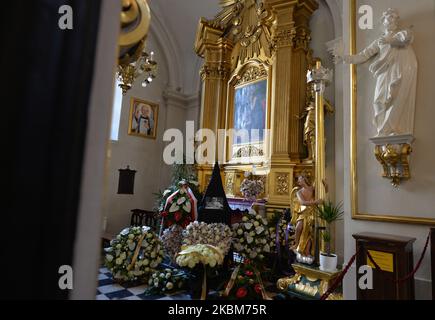 Image d'un compositeur et chef d'orchestre polonais Krzysztof Penderecki entouré de fleurs et de couronnes. Krzysztof Penderecki mourut dimanche, 29 mars 2020, après une longue et grave maladie. Il avait 86 ans. L'urne avec les cendres de Penderecki a été temporairement placée dans la crypte de la basilique Saint-Florian. Après l'épidémie, une cérémonie funèbre aura lieu, et l'urne sera déplacée à la crypte du Panthéon national dans l'église des Saints Pierre et Paul. Jeudi, 9 avril 2020, Cracovie, Pologne. (Photo par Artur Widak/NurPhoto) Banque D'Images