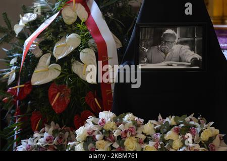 Image d'un compositeur et chef d'orchestre polonais Krzysztof Penderecki entouré de fleurs et de couronnes. Krzysztof Penderecki mourut dimanche, 29 mars 2020, après une longue et grave maladie. Il avait 86 ans. L'urne avec les cendres de Penderecki a été temporairement placée dans la crypte de la basilique Saint-Florian. Après l'épidémie, une cérémonie funèbre aura lieu, et l'urne sera déplacée à la crypte du Panthéon national dans l'église des Saints Pierre et Paul. Jeudi, 9 avril 2020, Cracovie, Pologne. (Photo par Artur Widak/NurPhoto) Banque D'Images