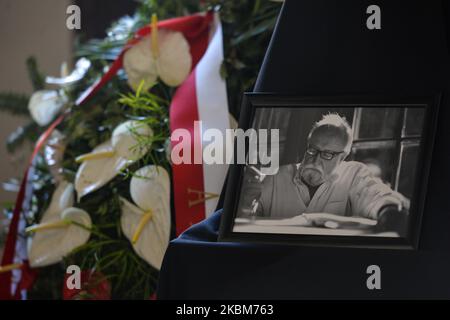 Image d'un compositeur et chef d'orchestre polonais Krzysztof Penderecki entouré de fleurs et de couronnes. Krzysztof Penderecki mourut dimanche, 29 mars 2020, après une longue et grave maladie. Il avait 86 ans. L'urne avec les cendres de Penderecki a été temporairement placée dans la crypte de la basilique Saint-Florian. Après l'épidémie, une cérémonie funèbre aura lieu, et l'urne sera déplacée à la crypte du Panthéon national dans l'église des Saints Pierre et Paul. Jeudi, 9 avril 2020, Cracovie, Pologne. (Photo par Artur Widak/NurPhoto) Banque D'Images