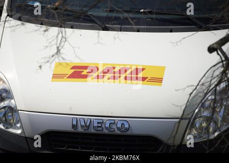 Une camionnette DHL est vue à Varsovie, en Pologne, sur 9 avril 2020. (Photo de Jaap Arriens/NurPhoto) Banque D'Images