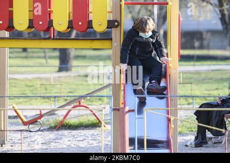 Au moment de la mise en quarantaine en Ukraine, il y a interdiction de l'utilisation des terrains de jeux. (Photo de Maxym Marusenko/NurPhoto) Banque D'Images