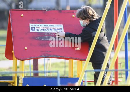 Au moment de la mise en quarantaine en Ukraine, il y a interdiction de l'utilisation des terrains de jeux. Inscription en ukrainien - ne pas utiliser le terrain de jeux pendant la quarantaine. (Photo de Maxym Marusenko/NurPhoto) Banque D'Images