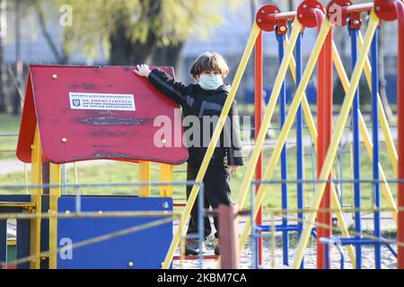 Au moment de la mise en quarantaine en Ukraine, il y a interdiction de l'utilisation des terrains de jeux. Inscription en ukrainien - ne pas utiliser le terrain de jeux pendant la quarantaine. (Photo de Maxym Marusenko/NurPhoto) Banque D'Images