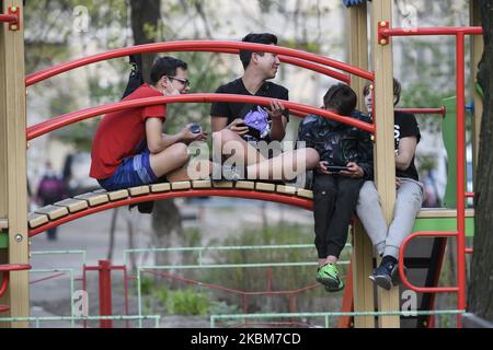 Les enfants dans des masques de protection comme mesure préventive contre le coronavirus COVID-19 jouant dans la rue du terrain de jeu à Kiev, Ukraine sur 09 avril 2020 au moment de la quarantaine en Ukraine, il y a une interdiction de l'utilisation des terrains de jeux. (Photo de Maxym Marusenko/NurPhoto) Banque D'Images