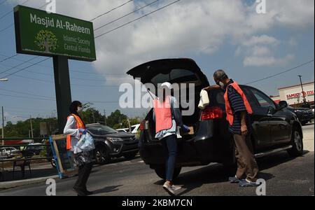 Des bénévoles de la Société islamique du centre de la Floride distribuent de la nourriture de la deuxième Harvest Food Bank du centre de la Floride aux familles dans le besoin lors d'un événement au drive-in sur 9 avril 2020 à Orlando, en Floride. La banque alimentaire a connu une demande record d'aide dans la région d'Orlando en raison des pertes d'emplois causées par la pandémie du coronavirus. (Photo de Paul Hennessy/NurPhoto) Banque D'Images