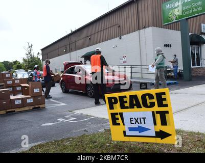 Des bénévoles de la Société islamique du centre de la Floride distribuent de la nourriture de la deuxième Harvest Food Bank du centre de la Floride aux familles dans le besoin lors d'un événement au drive-in sur 9 avril 2020 à Orlando, en Floride. La banque alimentaire a connu une demande record d'aide dans la région d'Orlando en raison des pertes d'emplois causées par la pandémie du coronavirus. (Photo de Paul Hennessy/NurPhoto) Banque D'Images