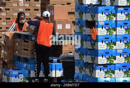 Les bénévoles de la Société islamique du centre de la Floride déballent les boîtes de nourriture de la deuxième Harvest Food Bank de la Floride centrale avant des distribuer aux familles dans le besoin lors d'un événement au drive-in sur 9 avril 2020 à Orlando, en Floride. La banque alimentaire a connu une demande record d'aide dans la région d'Orlando en raison des pertes d'emplois causées par la pandémie du coronavirus. (Photo de Paul Hennessy/NurPhoto) Banque D'Images