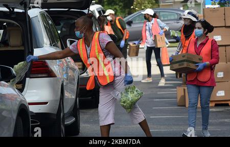 Des bénévoles de la Société islamique du centre de la Floride distribuent de la nourriture de la deuxième Harvest Food Bank du centre de la Floride aux familles dans le besoin lors d'un événement au drive-in sur 9 avril 2020 à Orlando, en Floride. La banque alimentaire a connu une demande record d'aide dans la région d'Orlando en raison des pertes d'emplois causées par la pandémie du coronavirus. (Photo de Paul Hennessy/NurPhoto) Banque D'Images