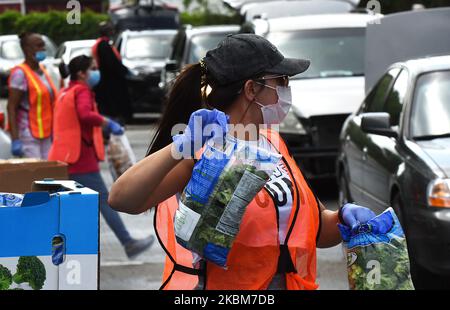 Des bénévoles de la Société islamique du centre de la Floride distribuent de la nourriture de la deuxième Harvest Food Bank du centre de la Floride aux familles dans le besoin lors d'un événement au drive-in sur 9 avril 2020 à Orlando, en Floride. La banque alimentaire a connu une demande record d'aide dans la région d'Orlando en raison des pertes d'emplois causées par la pandémie du coronavirus. (Photo de Paul Hennessy/NurPhoto) Banque D'Images