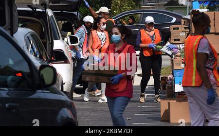 Des bénévoles de la Société islamique du centre de la Floride distribuent de la nourriture de la deuxième Harvest Food Bank du centre de la Floride aux familles dans le besoin lors d'un événement au drive-in sur 9 avril 2020 à Orlando, en Floride. La banque alimentaire a connu une demande record d'aide dans la région d'Orlando en raison des pertes d'emplois causées par la pandémie du coronavirus. (Photo de Paul Hennessy/NurPhoto) Banque D'Images