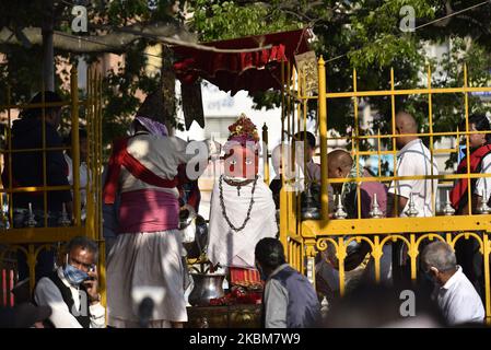 Les prêtres effectuent la cérémonie annuelle de baignade de Rato Machindranath à Lalitpur, au Népal, jeudi, 09 avril 2020. Les dévotés célèbrent le festival de l'idole Rato Machindranath pour les précipitations opportunes et la bonne récolte. En raison du confinement complet à l'échelle nationale comme préoccupations au sujet de la propagation du virus Corona (COVID-19), les personnes locales sont interdites de participer au Festival. (Photo de Narayan Maharajan/NurPhoto) Banque D'Images