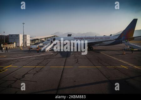 L'avion a atterri en attendant les passagers du ciel dégagé, l'aéroport de Chambéry France s'est mis à jouer à l'équipage et au personnel de contrôle des avions et d'attente Banque D'Images