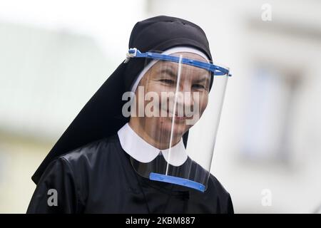 Une nonne portant un masque protecteur est vue tandis que les Sœurs Canonesses de l'Esprit Saint distribuent de la nourriture aux pauvres et aux sans-abri pendant la propagation du coronavirus. Cracovie, Pologne sur 10 avril 2020. (Photo de Beata Zawrzel/NurPhoto) Banque D'Images