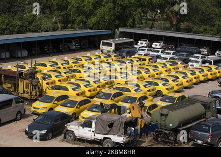 Cabine jaune vue garée sur un parking pendant le confinement national par l'autorité en raison de préoccupations liées à la pandémie du virus corona à Dhaka, au Bangladesh, sur le 10 avril 2020. Le Bangladesh a confirmé 424 cas, dont 27 décès dus au virus corona (COVID-19), selon les responsables de l'IEDCR. (Photo d'Ahmed Salahuddin/NurPhoto) Banque D'Images