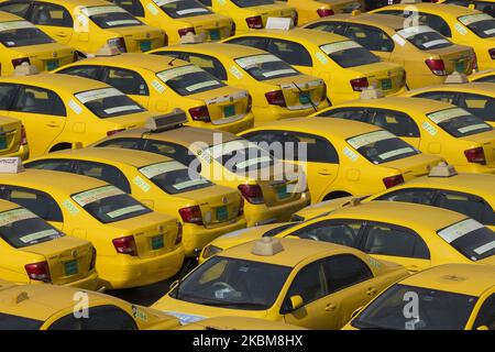 Cabine jaune vue garée sur un parking pendant le confinement national par l'autorité en raison de préoccupations liées à la pandémie du virus corona à Dhaka, au Bangladesh, sur le 10 avril 2020. Le Bangladesh a confirmé 424 cas, dont 27 décès dus au virus corona (COVID-19), selon les responsables de l'IEDCR. (Photo d'Ahmed Salahuddin/NurPhoto) Banque D'Images