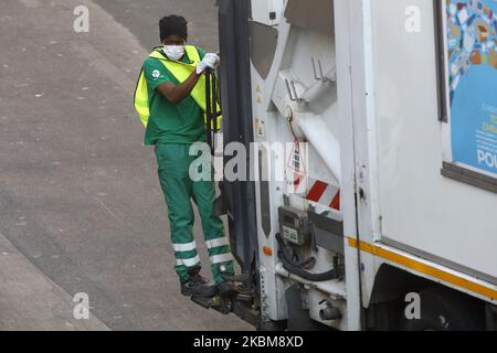 Les poubelles travaillent à Paris, sur 10 avril 2020, pendant le confinement en France pour tenter d'arrêter la propagation du nouveau coronavirus COVID-19. (Photo de Mehdi Taamallah/NurPhoto) Banque D'Images